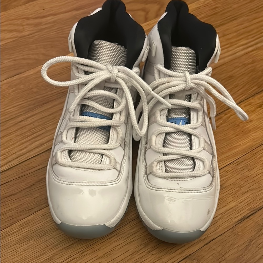 Jordan White and Black Sneakers Sleek Design